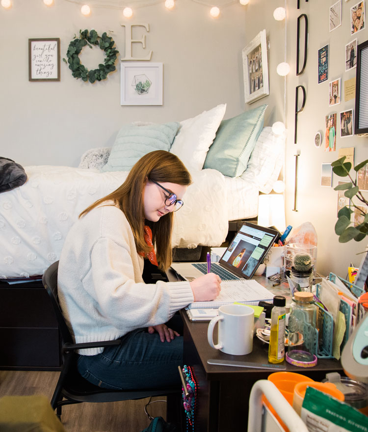 Elizabeth Tadlock studies at her desk