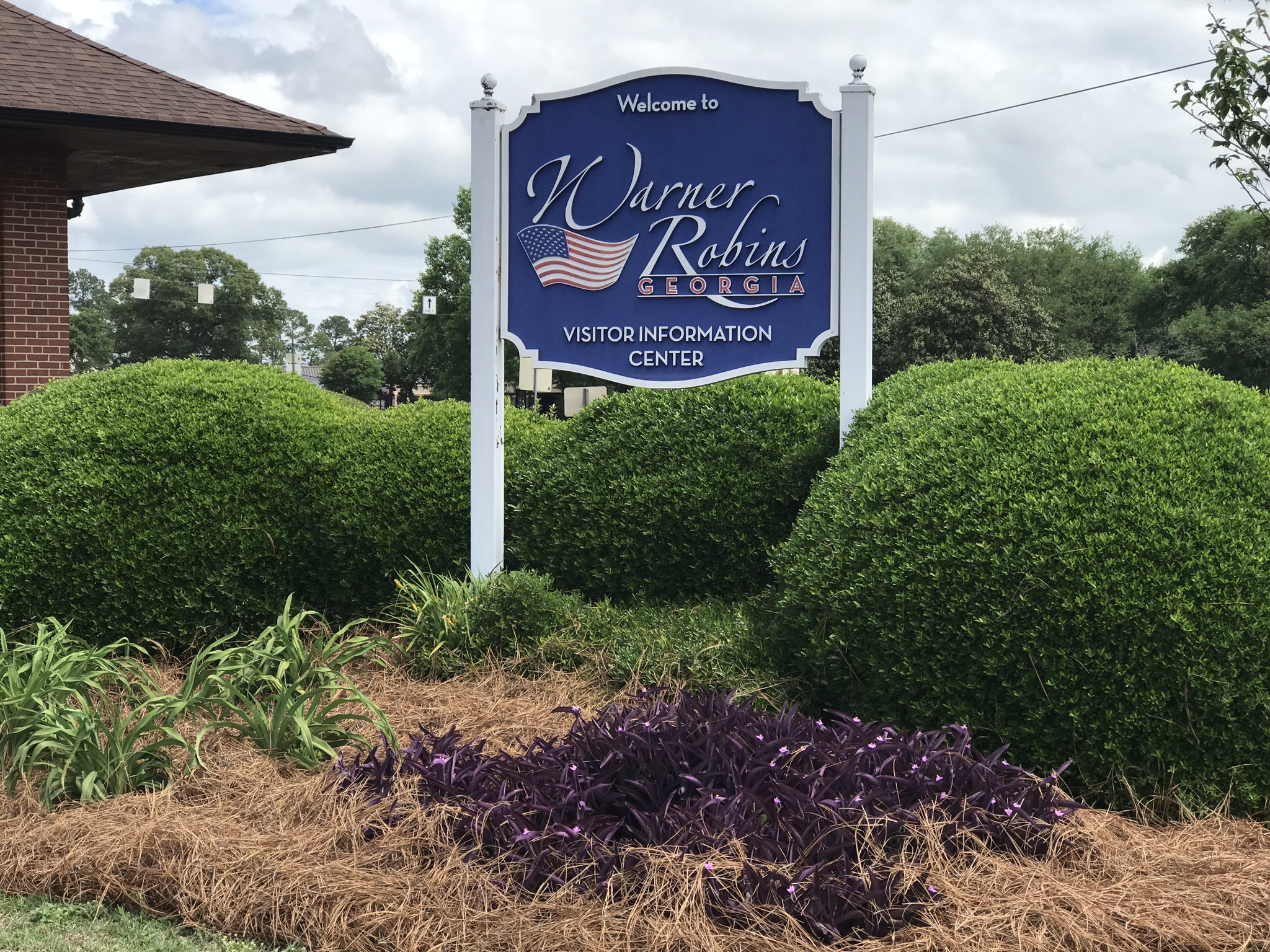 A sign welcomes visitors to Warner Robins, GA.