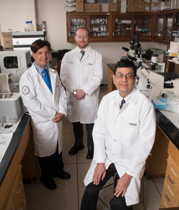 Dr. Martin D'Souza, Dr. Kevin Murnane and Dr. Ajay Banga in a lab
