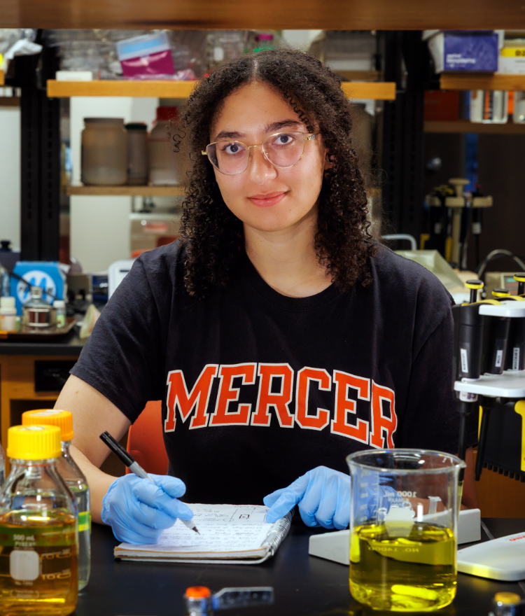 A student wearing a Mercer shirt in a lab.